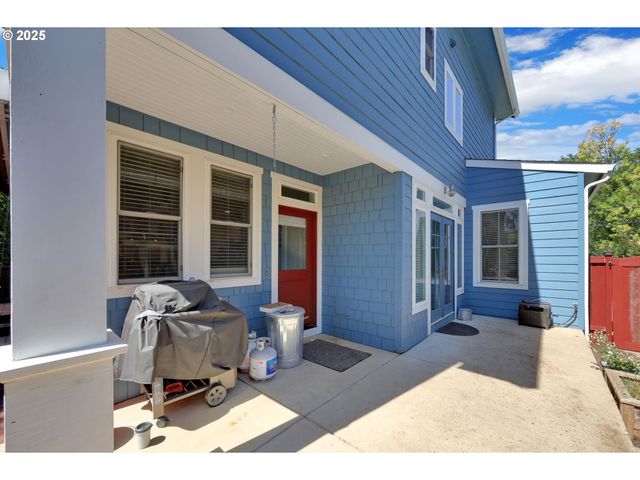 320 E BEACON Dr, Eugene, OR 97404