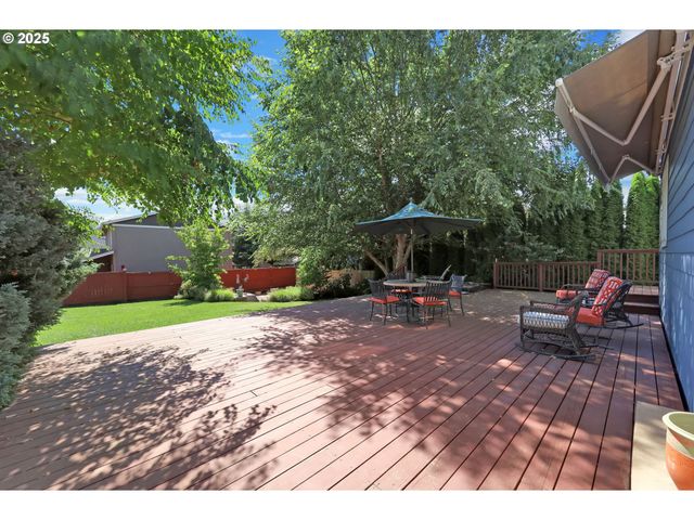 320 E BEACON Dr, Eugene, OR 97404