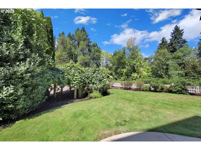 320 E BEACON Dr, Eugene, OR 97404