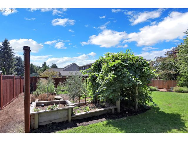 320 E BEACON Dr, Eugene, OR 97404