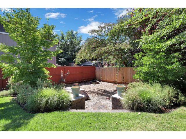 320 E BEACON Dr, Eugene, OR 97404