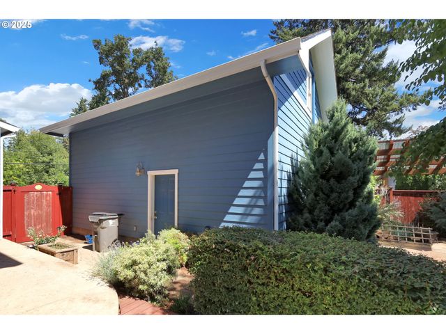 320 E BEACON Dr, Eugene, OR 97404