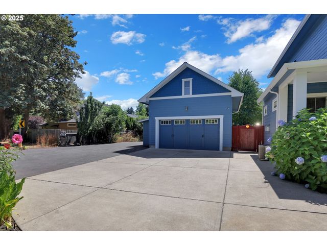 320 E BEACON Dr, Eugene, OR 97404