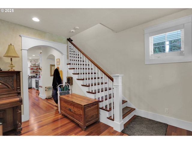 320 E BEACON Dr, Eugene, OR 97404