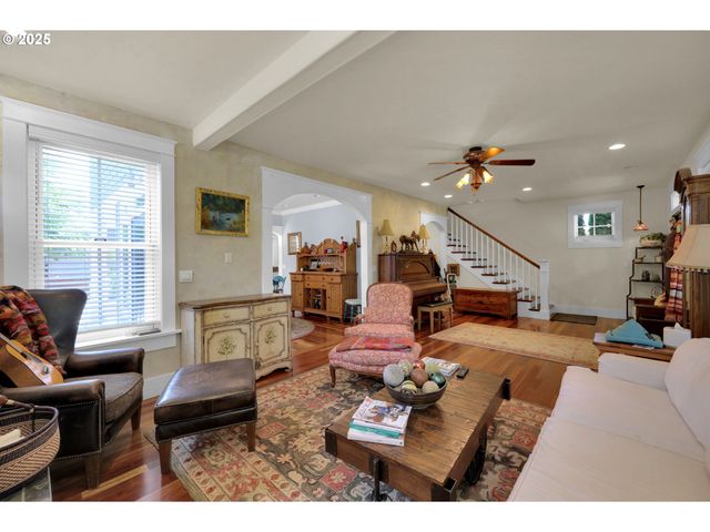 320 E BEACON Dr, Eugene, OR 97404