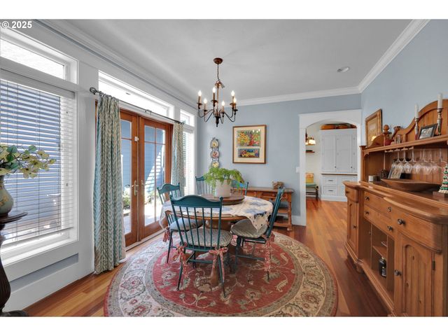 320 E BEACON Dr, Eugene, OR 97404