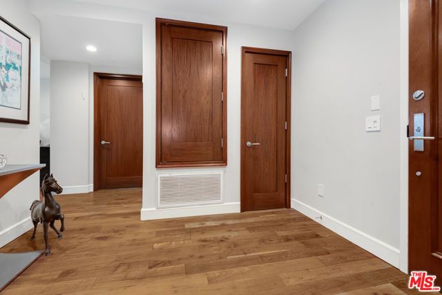 447 N Doheny Drive 301, Beverly Hills, CA 90210