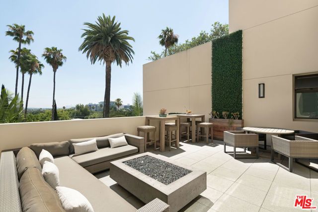 447 N Doheny Drive 301, Beverly Hills, CA 90210