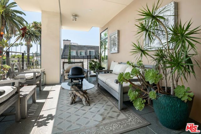 447 N Doheny Drive 301, Beverly Hills, CA 90210