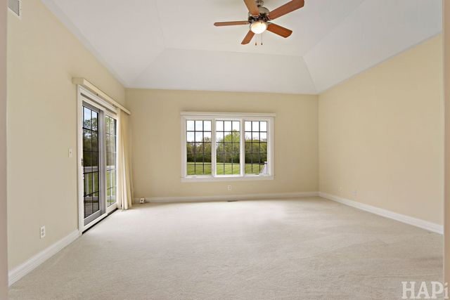 5614 Prairie Ridge Road 121, Crystal Lake, IL 60014