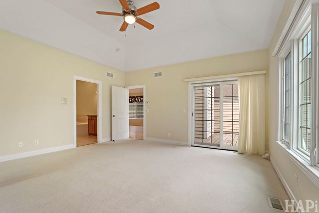 5614 Prairie Ridge Road 121, Crystal Lake, IL 60014