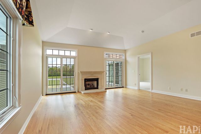 5614 Prairie Ridge Road 121, Crystal Lake, IL 60014
