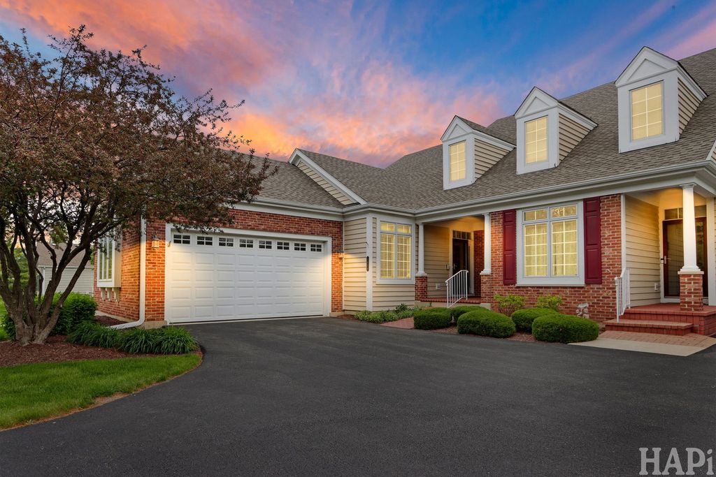 5614 Prairie Ridge Road 121, Crystal Lake, IL 60014