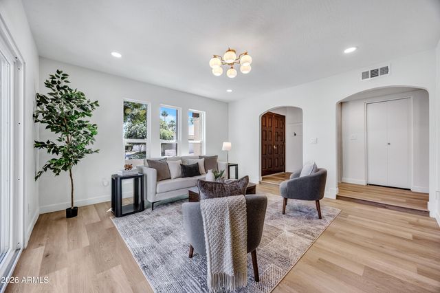 1002 W SOLAR Drive, Phoenix, AZ 85021