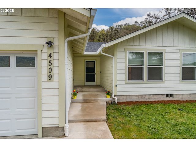 4509 RIDENOUR St, Roseburg, OR 97470