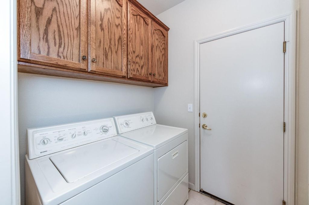 Image 12 of property listing at 2406 E Marquise Court, Fresno, CA 93720