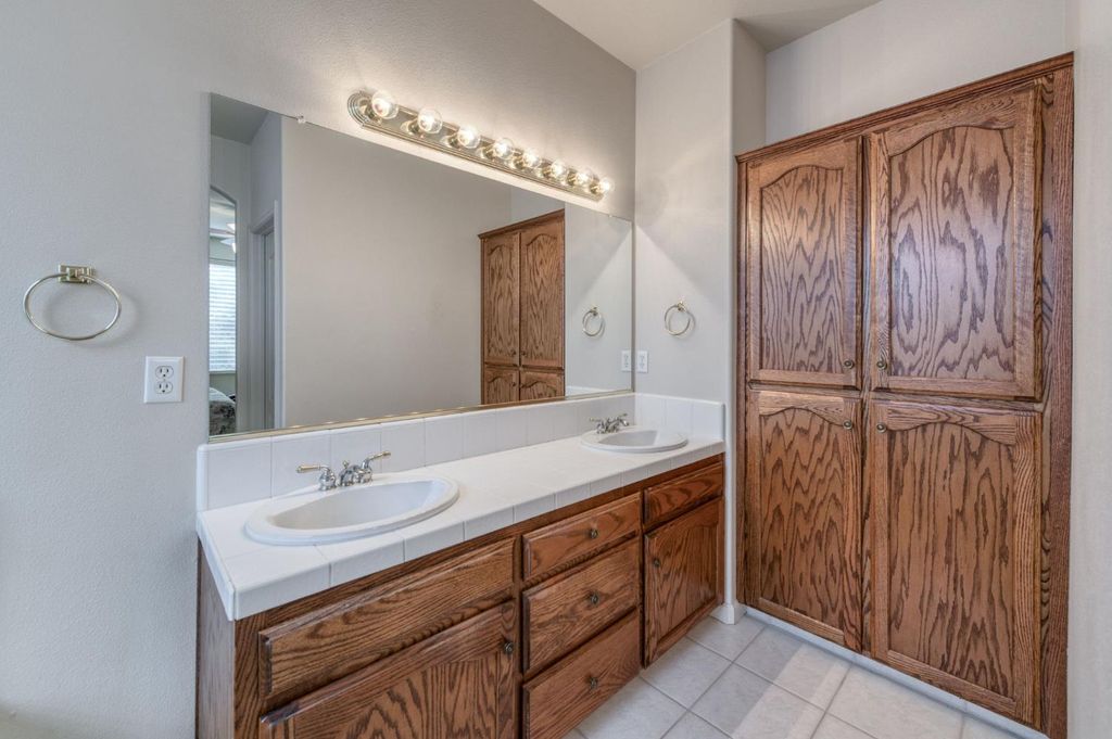 Image 16 of property listing at 2406 E Marquise Court, Fresno, CA 93720