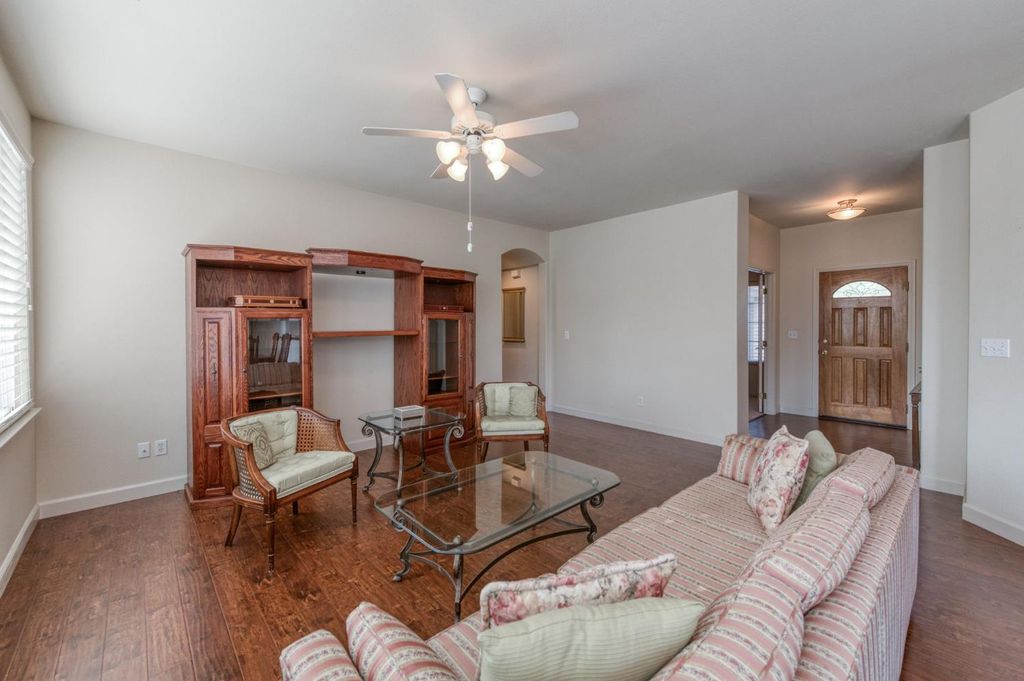 Image 5 of property listing at 2406 E Marquise Court, Fresno, CA 93720