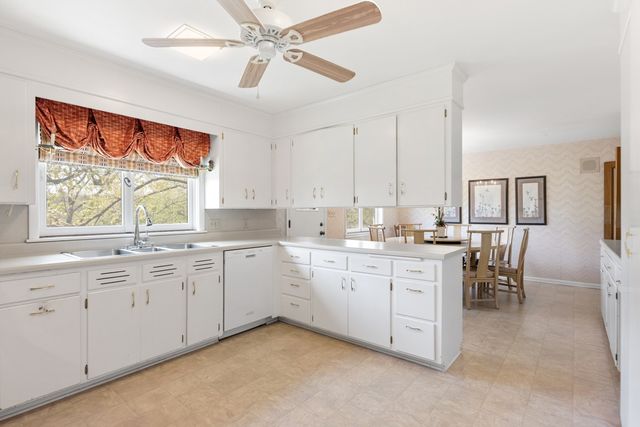 700 Lake Dr, Gallatin, TN 37066