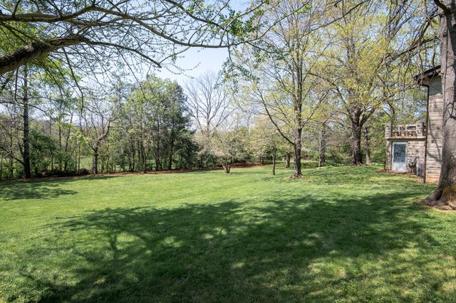 700 Lake Dr, Gallatin, TN 37066