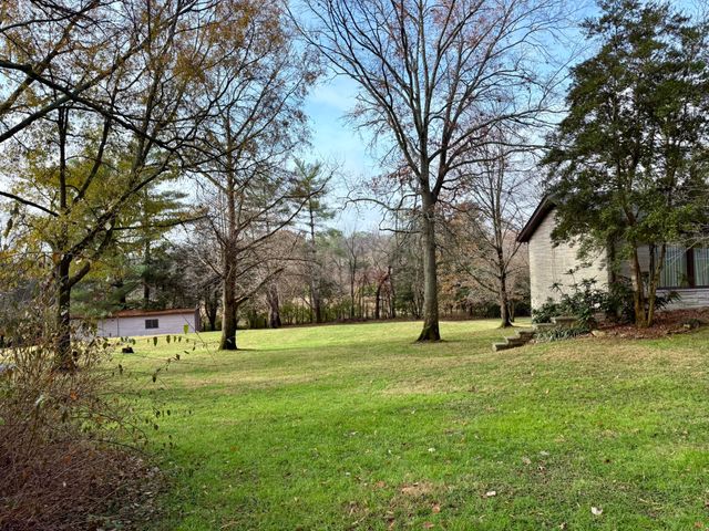 700 Lake Dr, Gallatin, TN 37066