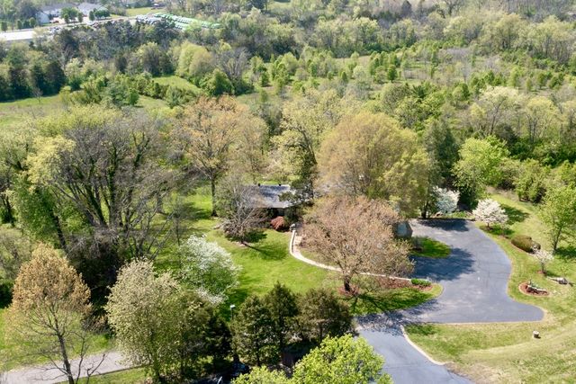 700 Lake Dr, Gallatin, TN 37066