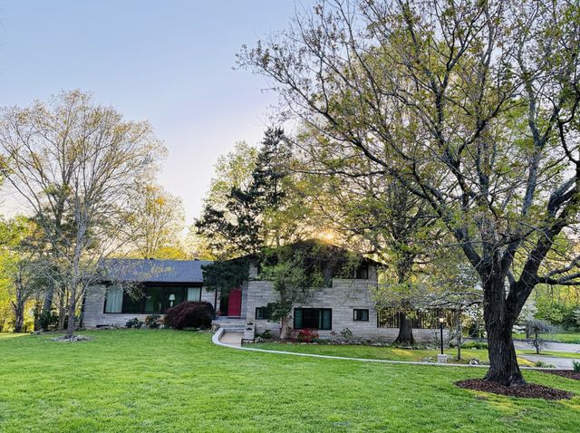 700 Lake Dr, Gallatin, TN 37066