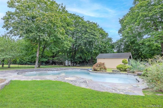 52 Brushy Neck Lane, Westhampton, NY 11977