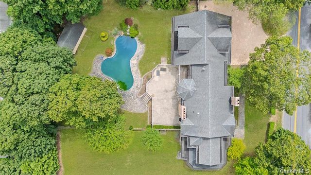 52 Brushy Neck Lane, Westhampton, NY 11977