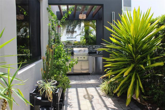 10109 NW 76th Ter, Doral, FL 33178