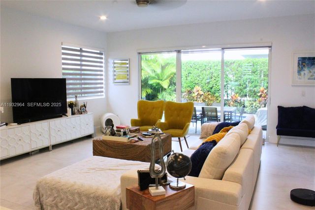 10109 NW 76th Ter, Doral, FL 33178