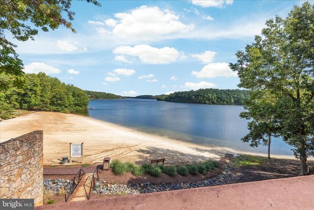 805 S LAKEVIEW DR, Cross Junction, VA 22625