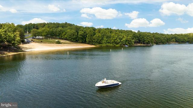 805 S LAKEVIEW DR, Cross Junction, VA 22625