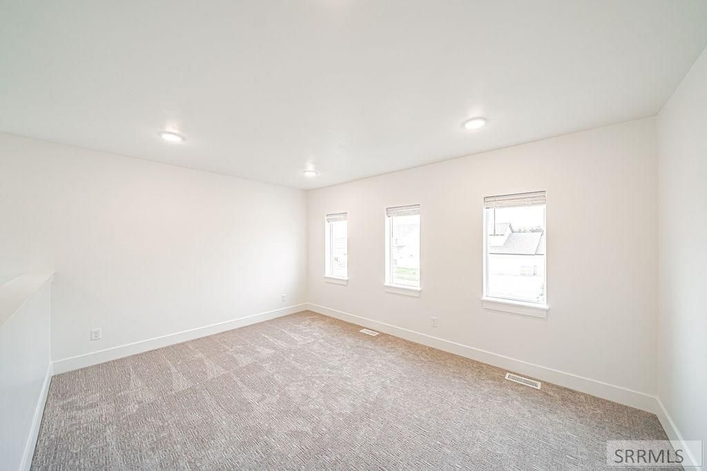 Image 12 of property listing at 2926 Curlew Drive, Ammon, ID 83401