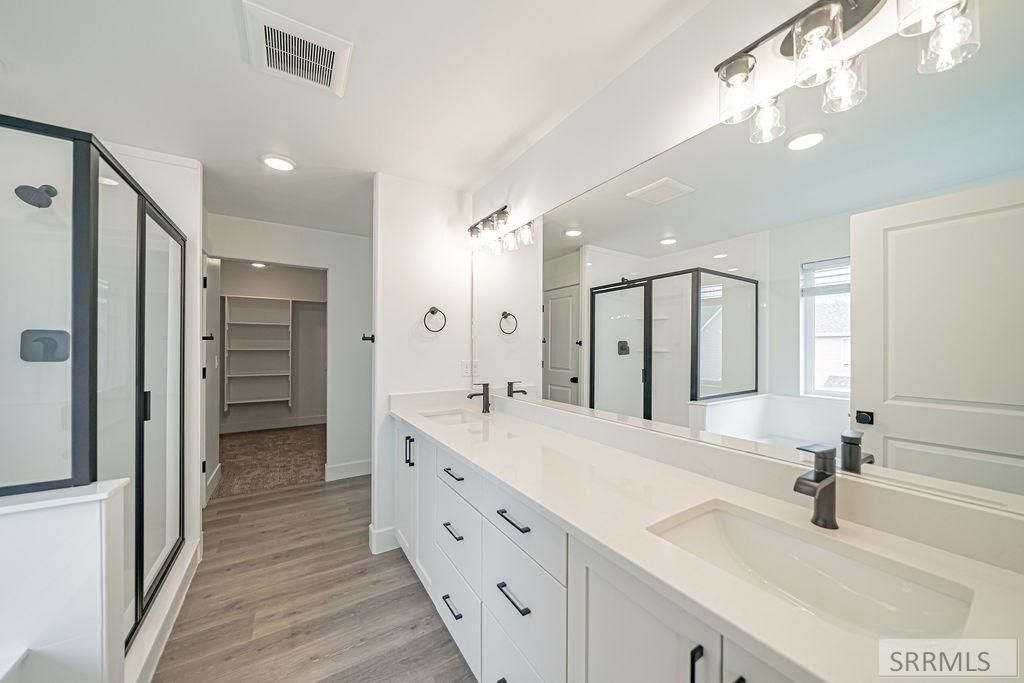 Image 16 of property listing at 2926 Curlew Drive, Ammon, ID 83401