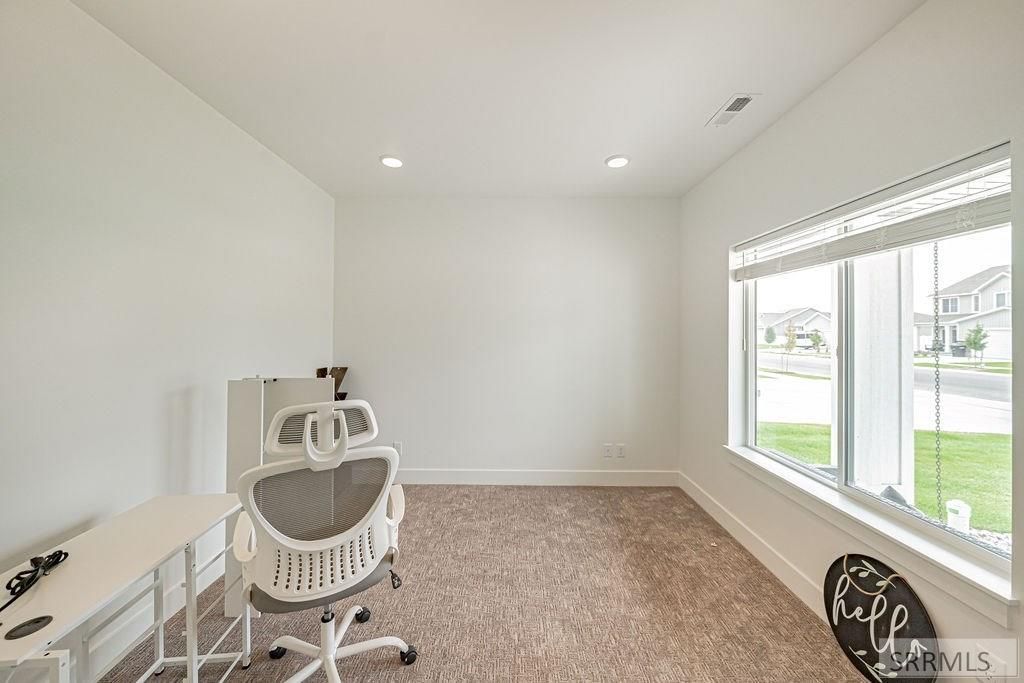 Image 3 of property listing at 2926 Curlew Drive, Ammon, ID 83401