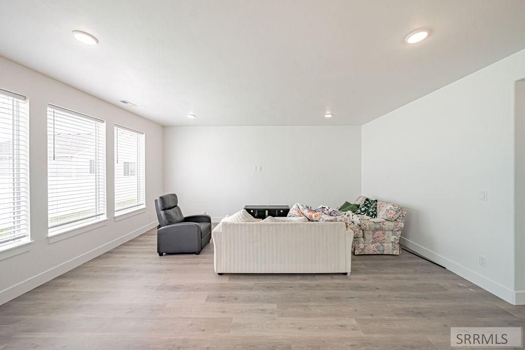 Image 4 of property listing at 2926 Curlew Drive, Ammon, ID 83401