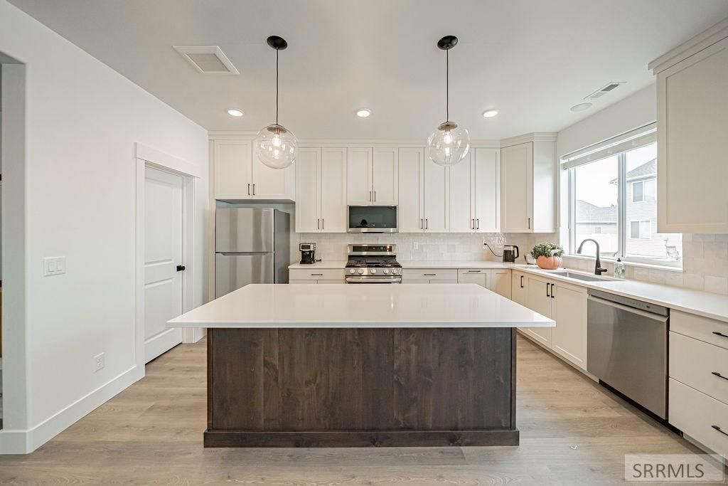 Image 6 of property listing at 2926 Curlew Drive, Ammon, ID 83401