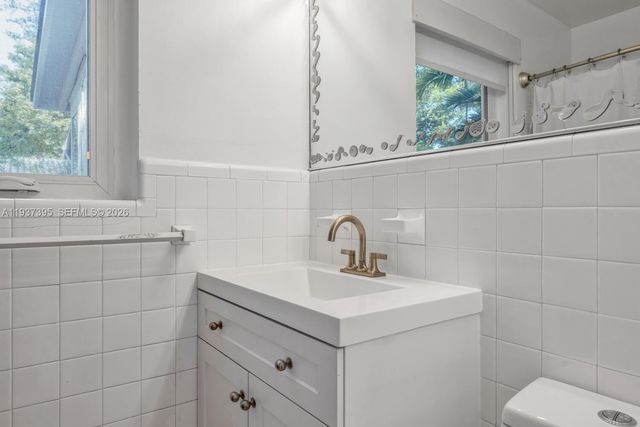 11660 NE 8th Ave, Biscayne Park, FL 33161