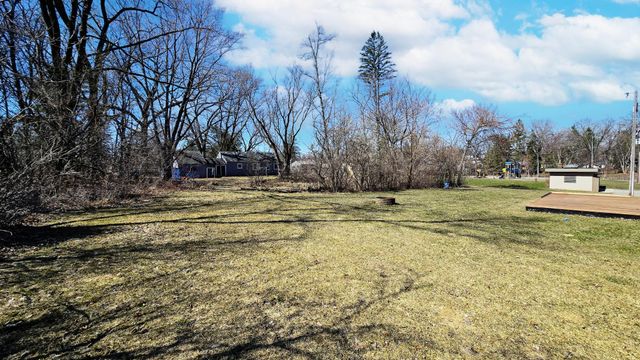 1130 Hallam Avenue N, Mahtomedi, MN 55115