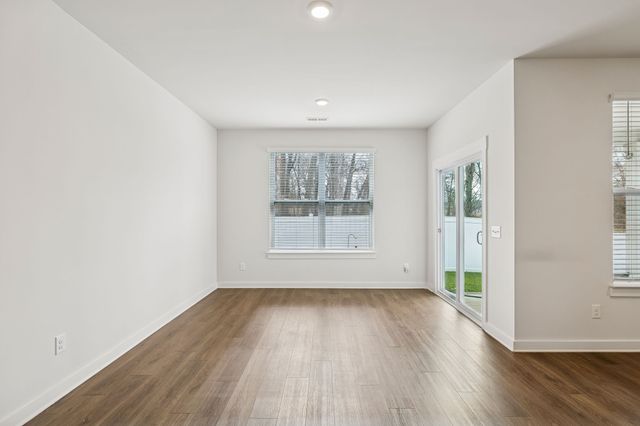 551 Ballard Dr, White House, TN 37188