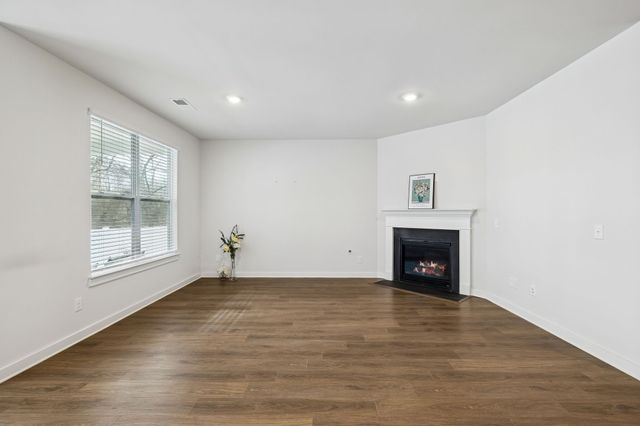 551 Ballard Dr, White House, TN 37188