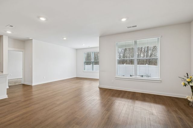 551 Ballard Dr, White House, TN 37188