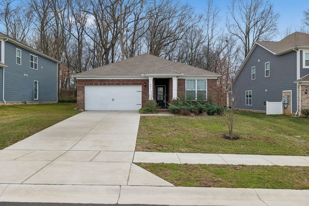 551 Ballard Dr, White House, TN 37188