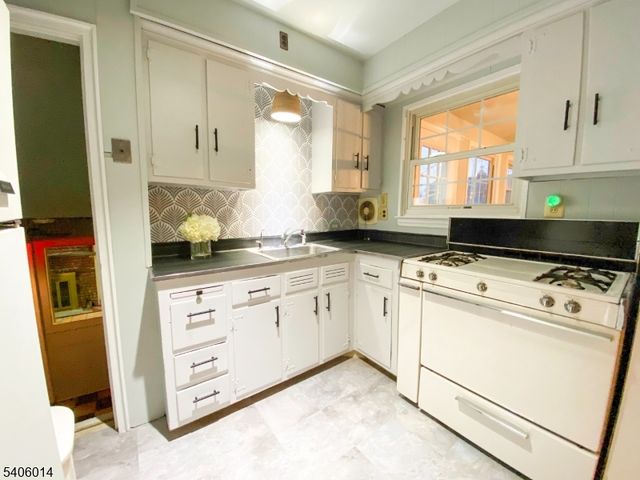 14 Pine St, Edison Twp., NJ 08817