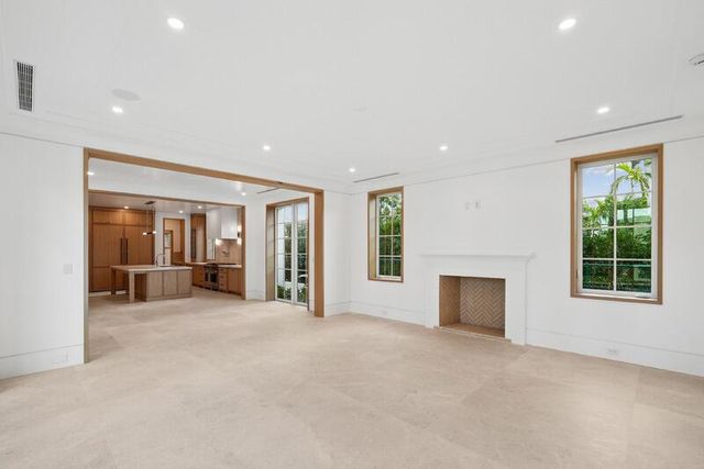 125 Worth Court N, West Palm Beach, FL 33405