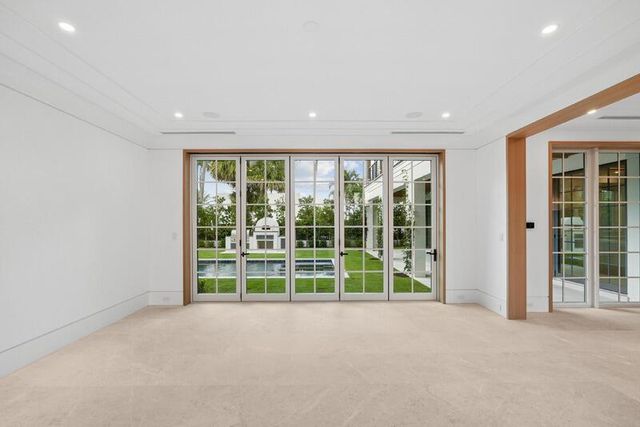 125 Worth Court N, West Palm Beach, FL 33405