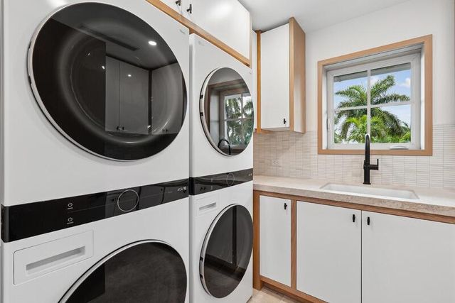 125 Worth Court N, West Palm Beach, FL 33405