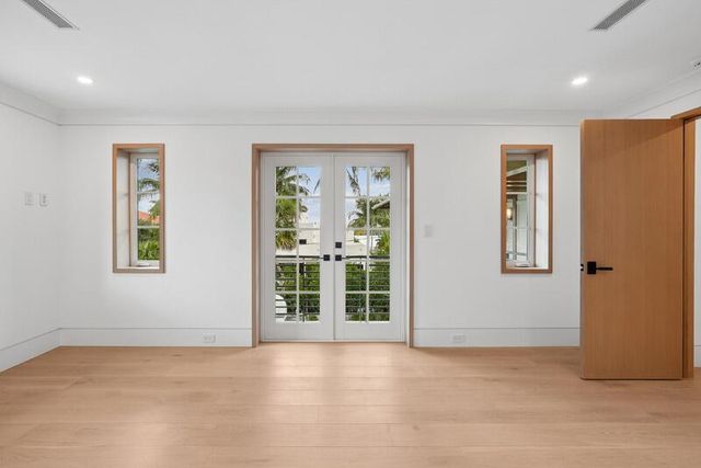 125 Worth Court N, West Palm Beach, FL 33405
