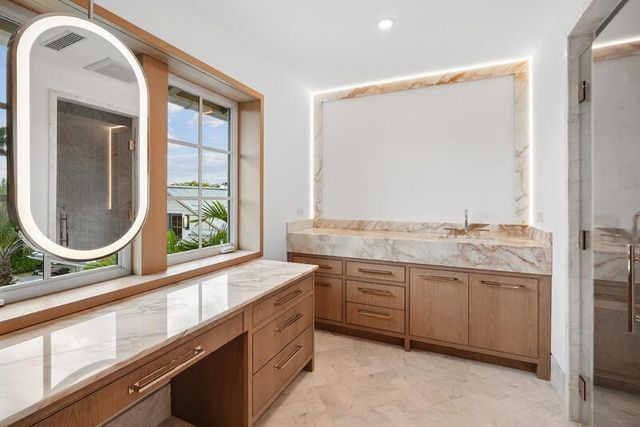 125 Worth Court N, West Palm Beach, FL 33405
